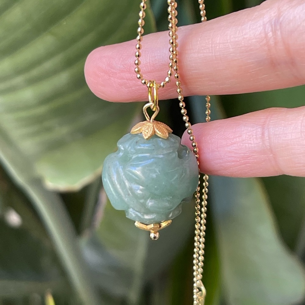 Carved natural aventurine Chinese pendant & 18K gold plated adjustable chain - Picture 7 of 10